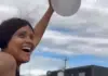 Após vencer o câncer, paciente toca o sino da vitória e celebra cura em carreata pela cidade