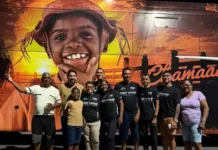 Cantor Ruan Vitor Vaqueirinho ganha ônibus personalizado e se emociona