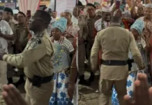 Policial militar viraliza ao saudar orixá durante ritual de matriz africana