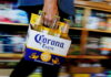 Carreta carregada com cerveja Corona tomba na BR-324 e carga é saqueada
