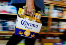 Carreta carregada com cerveja Corona tomba na BR-324 e carga é saqueada
