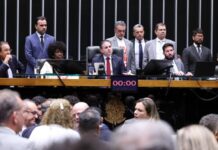 Câmara aprova em dois turnos fim da escala 6×1 com jornada máxima de 40 horas semanais