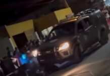 PM interrompe ‘rolê do grau’ e viatura derruba motociclistas no interior da Bahia