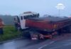 Duas carretas se envolvem em acidente e afetam trânsito na BR-324, no sentido Feira x Salvador