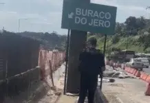 Vereador Sandro Filho coloca placa em cratera na BR-324 com o nome “Buraco do Jero”