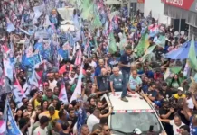 ACM Neto e José Ronaldo fazem dancinha em cima do teto de um carro durante caminhada em Feira de Santana