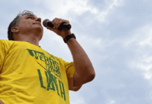 Flávio Bolsonaro chama polícia após carreata ser alvo de ovos: “tentativa de homicídio”