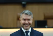 Médico Octávio Guarçoni recebe o Título de Cidadão Feirense