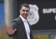Flávio Bolsonaro foge do Brasil e chega aos EUA ao lado da família, diz aliado